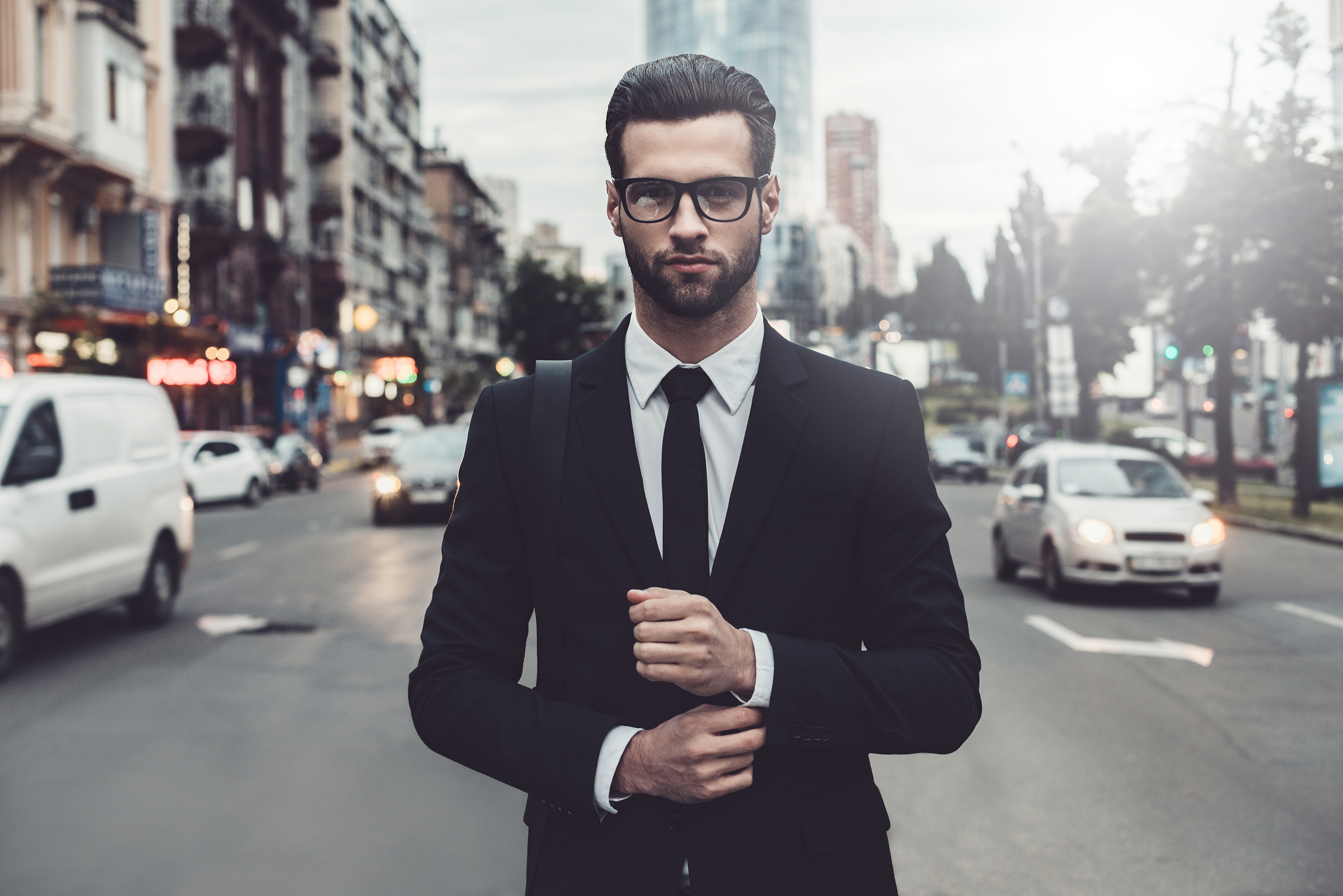 Also be confident. Уверенный в себе человек. Успешный человек. Уверенный мужчина. Парень бизнесмен.